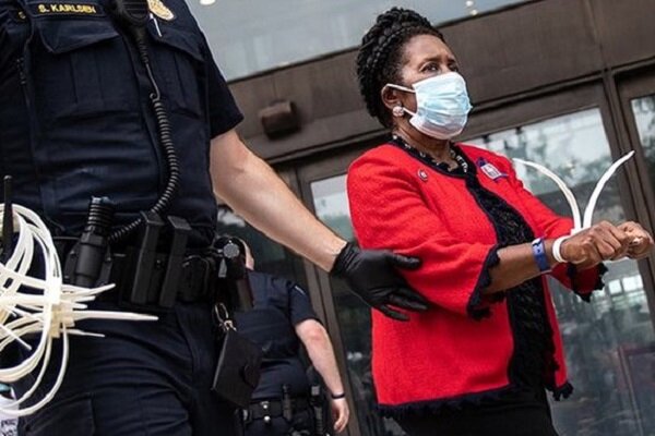 پلیس آمریکا نماینده سیاه‌پوست کنگره را دستگیر کرد