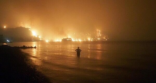 عزل وزیر محیط زیست یونان با شدت گرفتن دامنه آتش سوزی جنگل ها