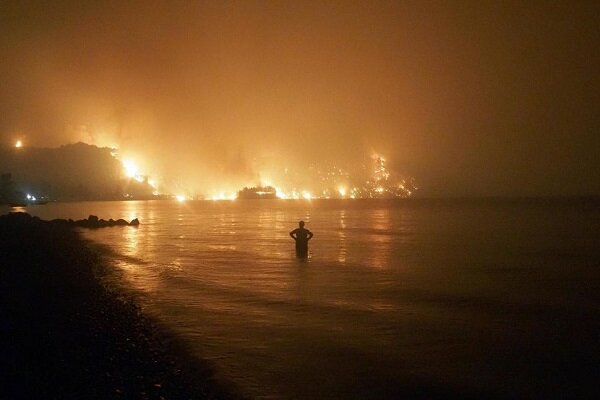 عزل وزیر محیط زیست یونان با شدت گرفتن دامنه آتش سوزی جنگل ها
