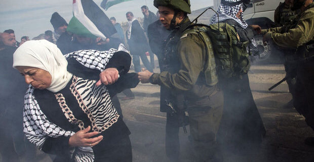 یورش صهیونیست‌ها به راهپیمایی‌ فلسطینیان/ زخمی شدن‌ دهها فلسطینی