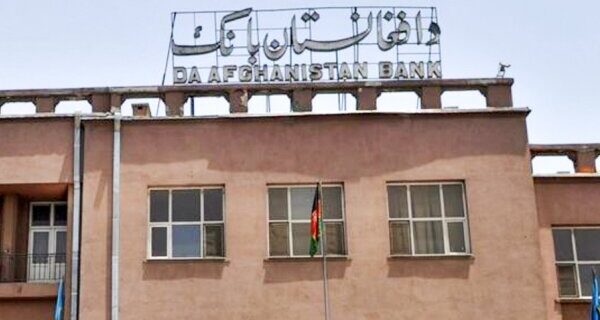 کاهش ۱.۷ درصدی افغانی با فرار رییس بانک مرکزی از کابل