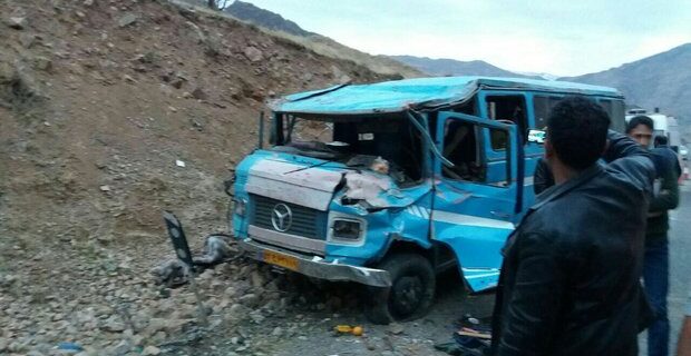 ۱۴ نفر بر اثر سقوط مینی بوس به دره در کامیاران کشته شدند