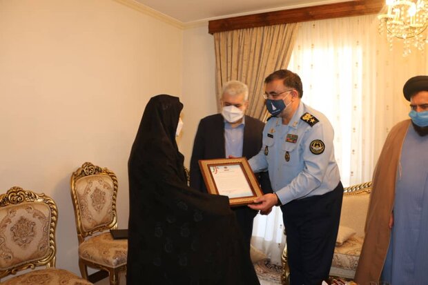 فرمانده «نهاجا» با خانواده‌های شهیدان ستاری و اقبالی دیدار کرد
