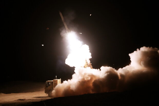 شلیک سامانه‌های «جوشن و خاتم» پدافند هوایی ارتش به اهداف متخاصم