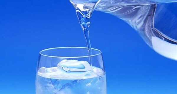 رژیم غذایی صحیح با مصرف روزانه ۶ تا ۸ لیوان آب سالم