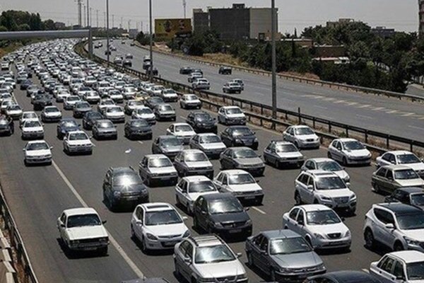 کاهش ۳ درصدی ترددهای جاده‌ای/ ترافیک سنگین در آزادراه کرج-تهران