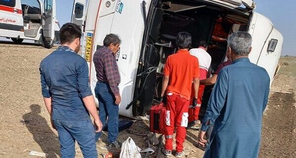 واژگونی اتوبوس در محور ایرانشهر با ۲۰ مصدوم