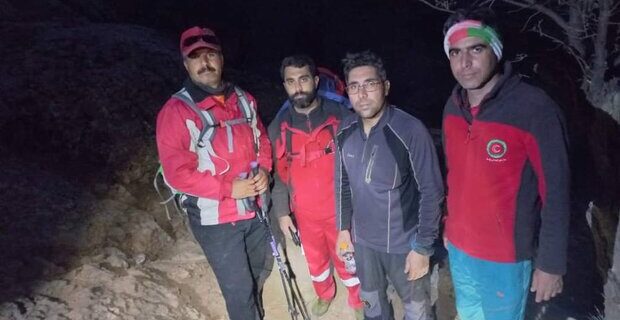 ۱۲ ساعت عملیات امدادی در دره «شیرز» لرستان/دو کوهنورد نجات یافتند