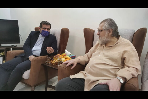 وزیر فرهنگ و ارشاد از نادر طالب‌زاده عیادت کرد