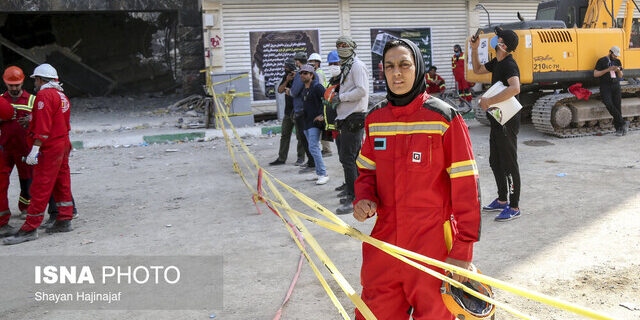 حضور شهربانو منصوریان با لباس آتش‌نشانی در متروپل آبادان