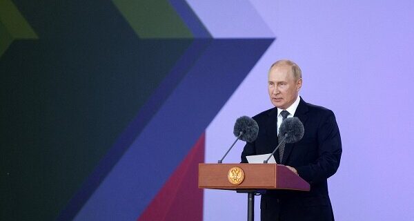 پوتین: غرب ناامیدانه تلاش دارد هژمونی از دست‌رفته را حفظ کند