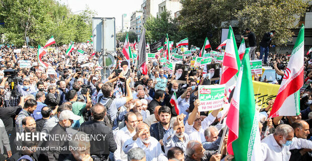 تجمع بزرگ مردم تهران در میدان انقلاب برگزار می‌شود