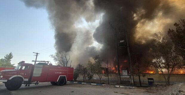مصدومیت ۲ نفر در آتش سوزی کارخانه کاغذسازی فارس/حریق ادامه دارد