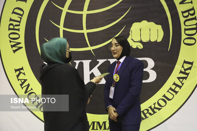 دختر افغانستانی؛ از مربیگری کاراته در ایران تا تداعی خاطرات پدرش در جنگ تحمیلی