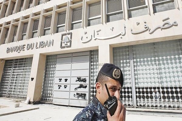 تحرک نماینده زن پارلمان لبنان برای گرفتن سپرده از بانک