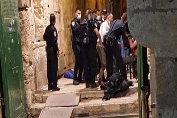 عملیات مبارز فلسطینی در مسجدالاقصی / ۳ صهیونیست زخمی شدند+ فیلم
