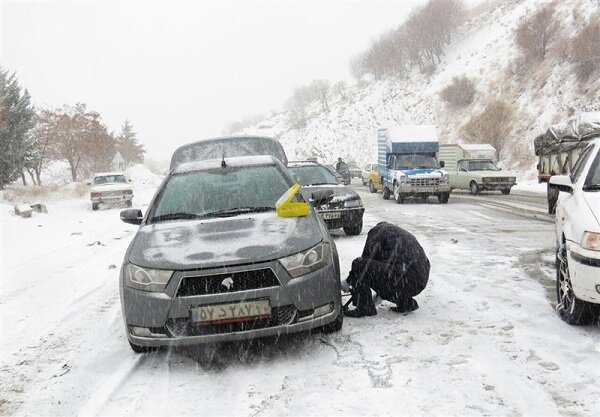 ممنوعیت تردد خودرو بدون زنجیر چرخ در محورهای کوهستانی استان سمنان