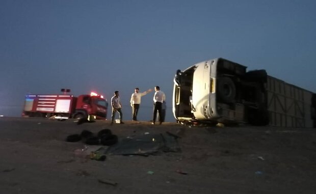 واژگونی مرگبار اتوبوس مسافربری/ یک مسافر کشته و ۱۶ نفر مصدوم شدند