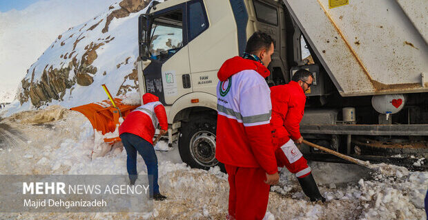 امدادرسانی به ۱۴ هزار نفر در برف سنگین ۲۳ استان