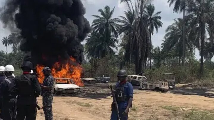 انفجار پالایشگاه در نیجریه دست کم ۱۲ کشته برجای گذاشت