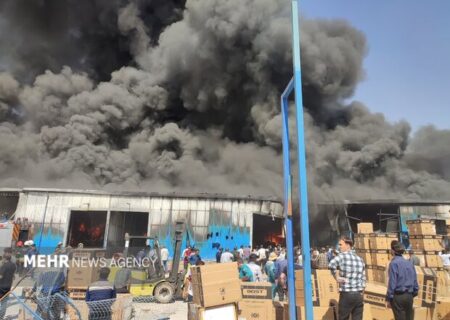 حریق انبار عمومی شرکت هایرپلاست اطفا شد/سوختگی و گازگرفتگی ۲۴ نفر