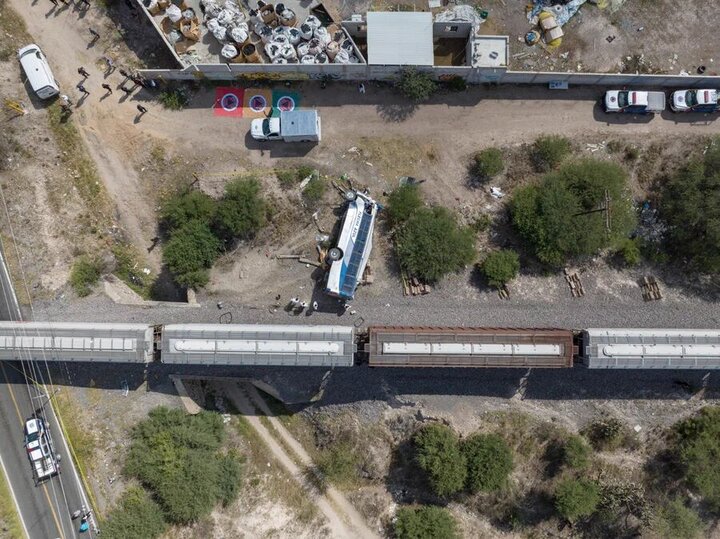برخورد قطار با اتوبوس در مکزیک ۷ کشته و ۱۷ زخمی برجای گذاشت