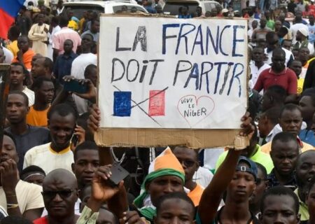فرانسه صلح و امنیت بین‌المللی را تهدید می‌کند