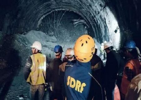 تلاش برای نجات ۴۰ کارگر گرفتار در اثر ریزش تونل در هند