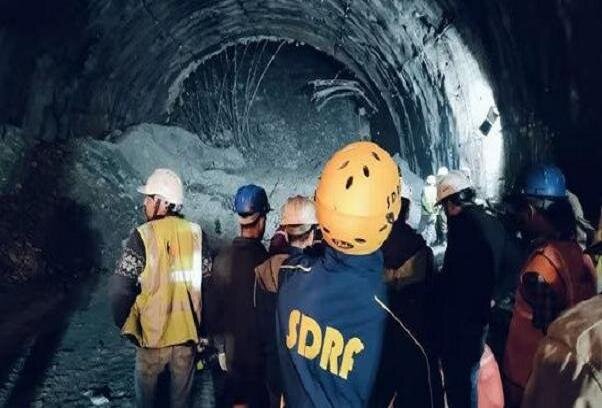 تلاش برای نجات ۴۰ کارگر گرفتار در اثر ریزش تونل در هند