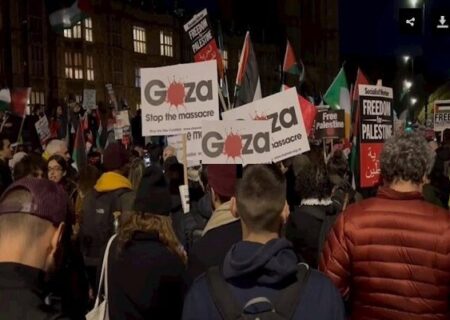 تظاهرات شبانه در مقابل پارلمان انگلیس در حمایت از آتش بس در غزه