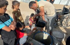 حفر چاه با دستان خالی برای تامین آب مصرفی در غزه