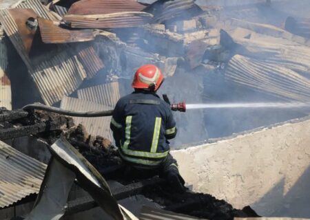 یک کارخانه مصنوعات چوبی در سمنان آتش گرفت